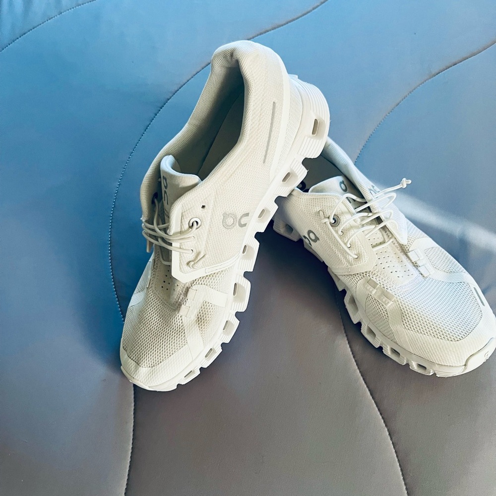 On
Women's Cloud 5 Low Top Sneakers